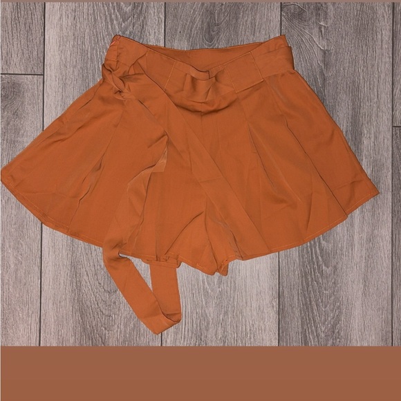 SHEIN Size XS/ 2 Pleated Burnt Orange Dressy Shorts Belted NWOT 2 In Inseam - Picture 1 of 6